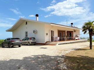 Villa in Vendita a San Benedetto del Tronto, 375'000€, 420 m²