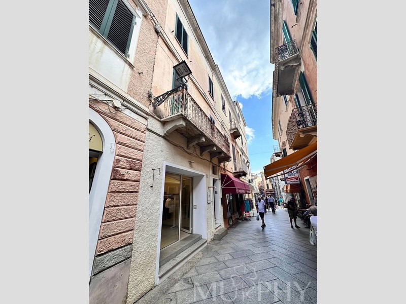 Casa Semi Indipendente in Vendita a La Maddalena, 320'000€, 195 m²