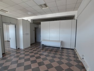 Negozio in Affitto a Limena, 1'100€, 140 m²