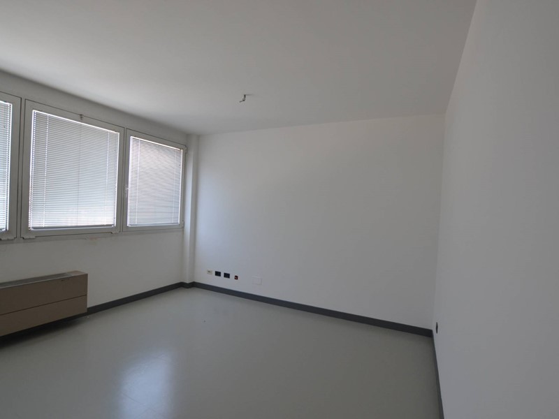 Ufficio in Affitto a Limena, 750€, 90 m²