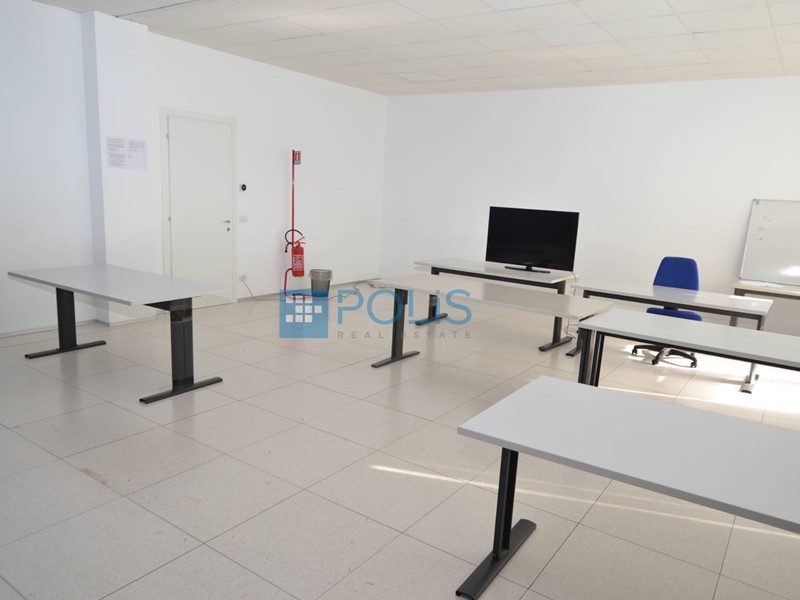 Ufficio in Affitto a Padova, 600 m²