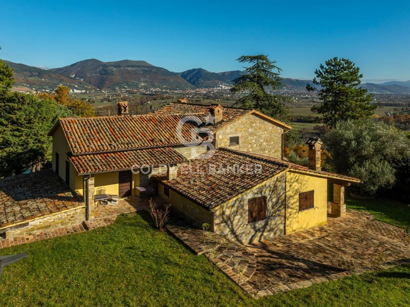 Rustico in Vendita a Gubbio, 595'000&euro;, 420 m²