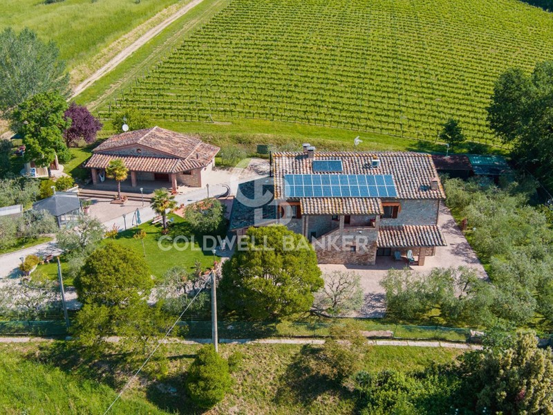 Rustico in Vendita a Perugia, 587'000€, 342 m²