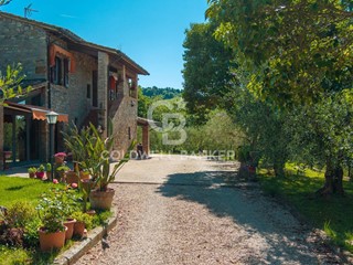 Rustico in Vendita a Perugia, 587'000€, 342 m²