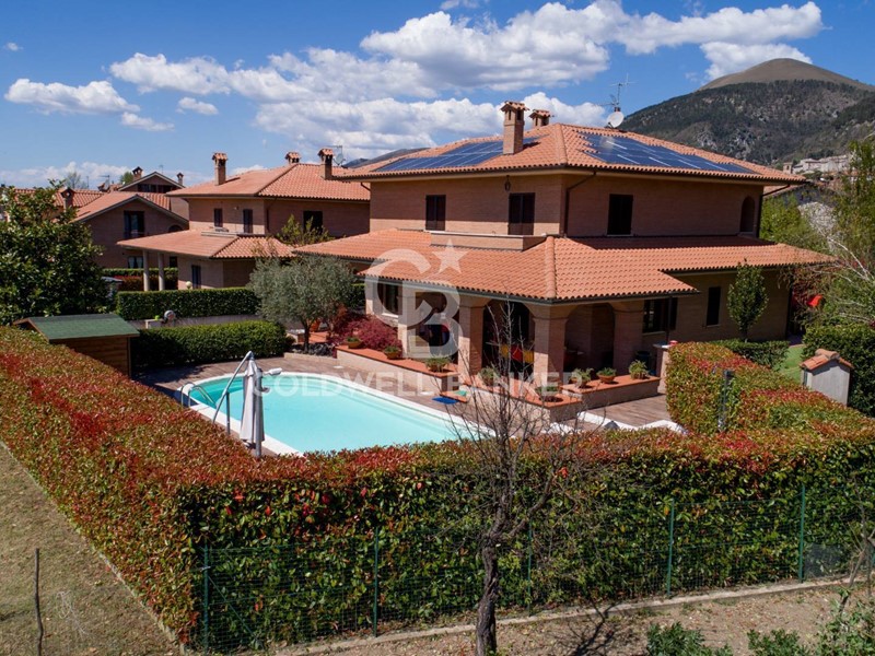 Villa in Vendita a Gubbio, 695'000&euro;, 330 m²