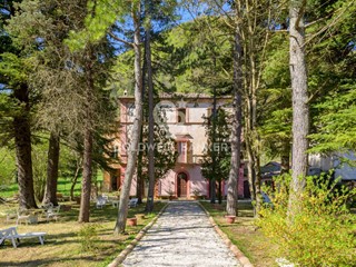 Villa in Vendita a Fabriano, 490'000€, 390 m²
