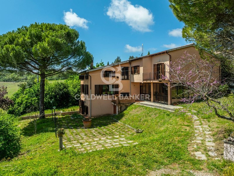 Villa in Vendita a Perugia, 380'000€, 385 m²