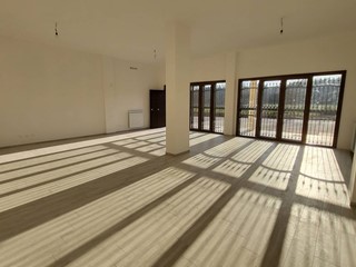 Ufficio in Vendita a Valmontone, 140'000€, 126 m²