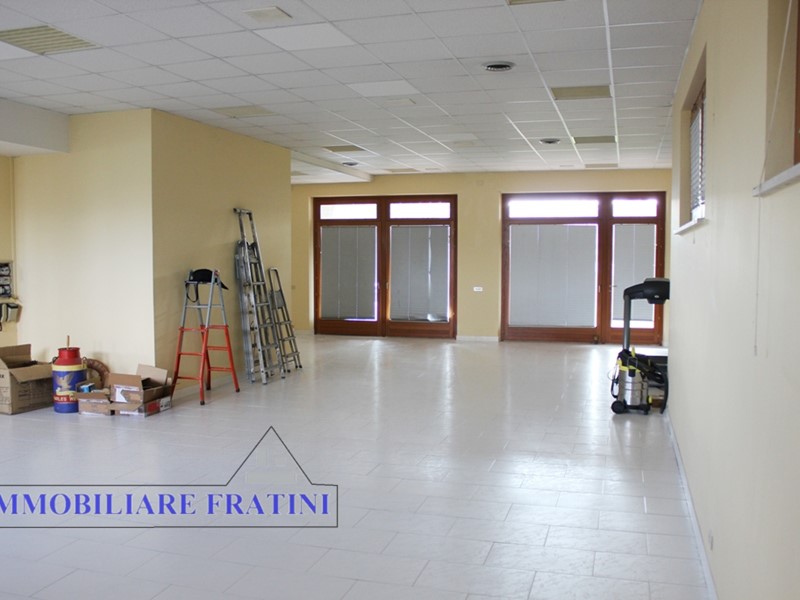Immobile commerciale in Affitto a Maltignano, 900€, 160 m²