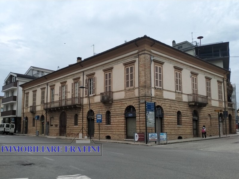 Appartamento in Vendita a Sant'Egidio alla Vibrata, 264'000€, 275 m²