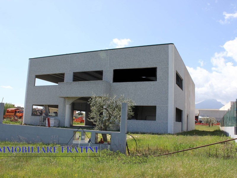 Capannone in Vendita a Sant'Egidio alla Vibrata, 350'000€, 700 m²