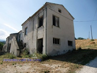 Rustico in Vendita a Civitella del Tronto, 69'000€, 190 m²
