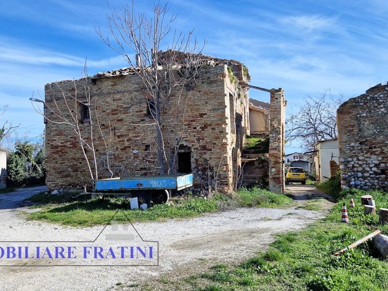 Rustico in Vendita a Civitella del Tronto, 74'000€, 300 m²
