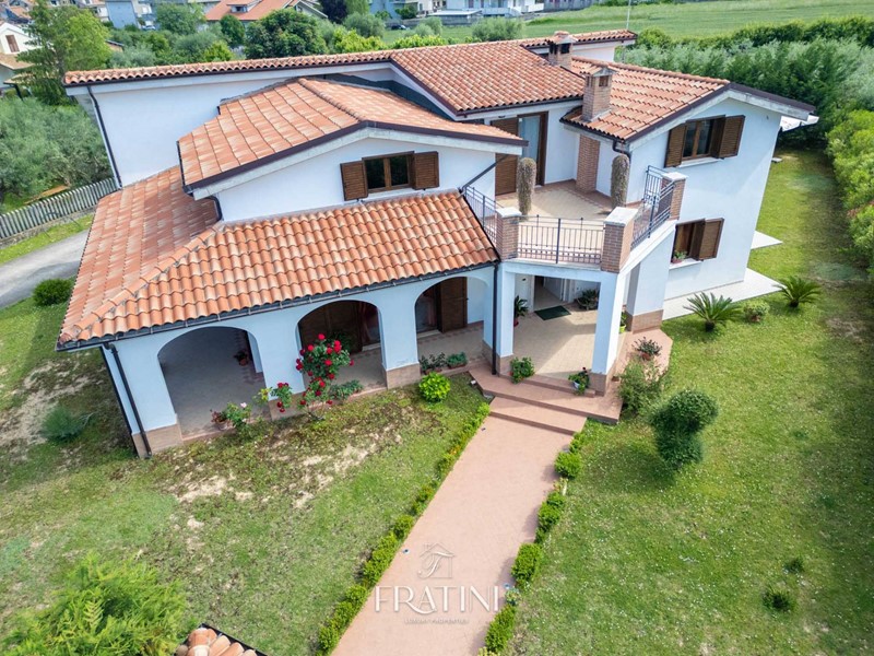 Villa in Vendita a Sant'Egidio alla Vibrata, 430'000€, 280 m²