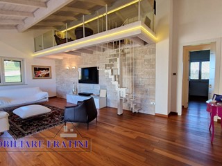 Villa in Vendita a Ancarano, 530'000€, 360 m²