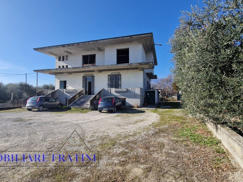 Magazzino in Vendita a Sant'Egidio alla Vibrata, 169'000€, 340 m²