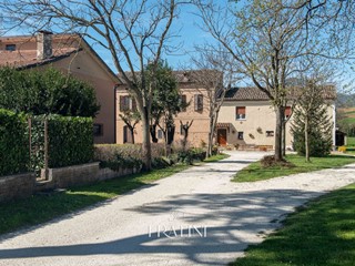 Rustico in Vendita a Matelica, 1'830'000&euro;, 500 m²