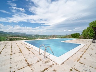 Attività commerciale in Vendita a Cagli, 1'350'000&euro;, 900 m²