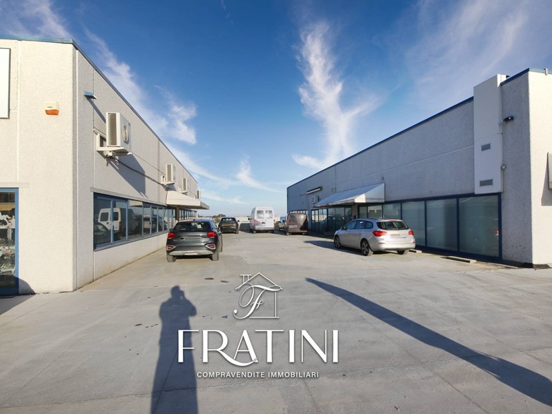Capannone in Vendita a Martinsicuro, 195'000€, 300 m²