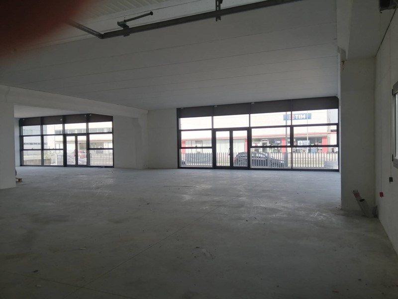 Attività commerciale in Affitto a Ponsacco, 4'800€, 800 m²