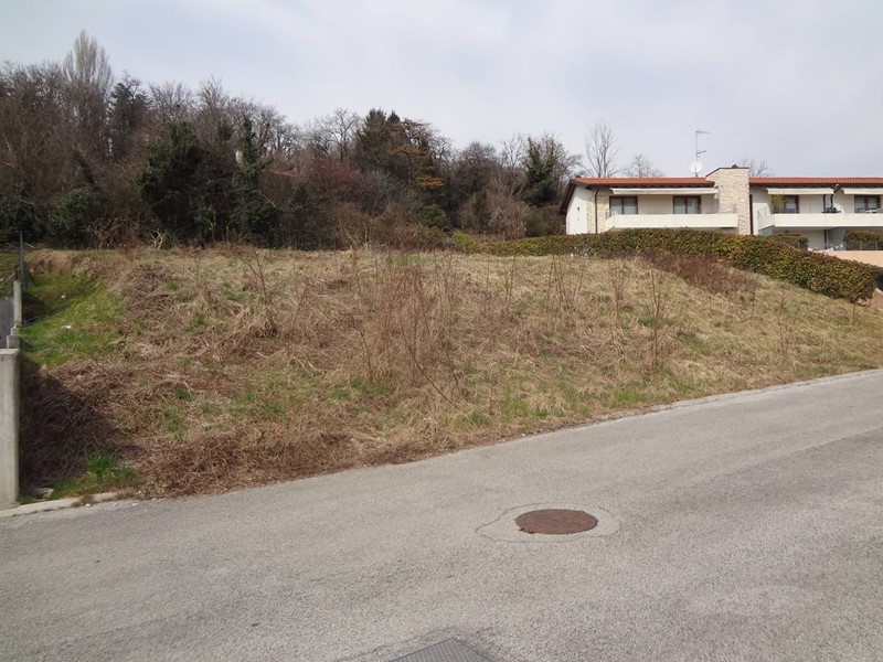 Terreno edificabile in Vendita a Moruzzo, 90'000€, 1100 m²