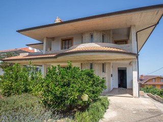Villa in Vendita a Casalincontrada, 211'500€, 350 m²