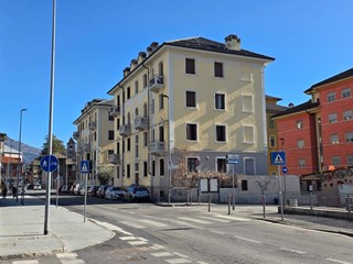 Ufficio in Affitto a Aosta, 2'100&euro;, 210 m²
