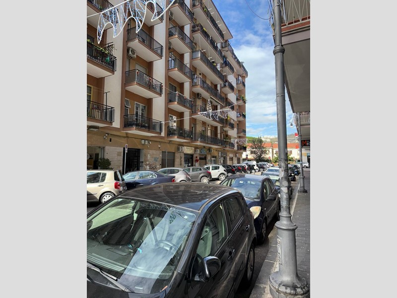 Immobile commerciale in Affitto a Salerno, 1'220€, 100 m²