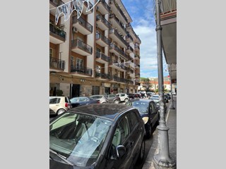 Immobile commerciale in Affitto a Salerno, 1'220€, 100 m²