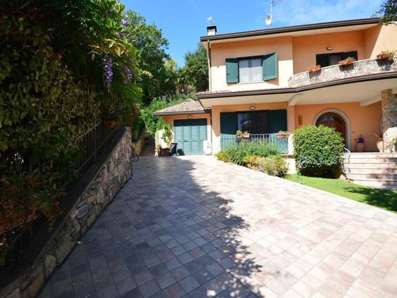 Villa in Vendita a Collesalvetti, 765'000&euro;, 300 m²