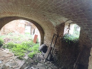 Rustico in Vendita a Crespina Lorenzana, 150'000€, 340 m²