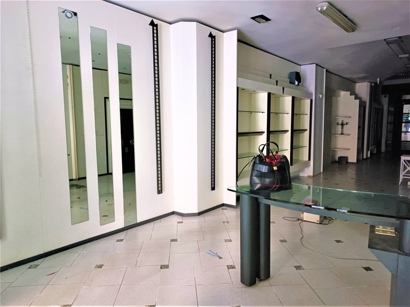 Immobile commerciale in Vendita a Pontedera, 140'000€, 140 m²