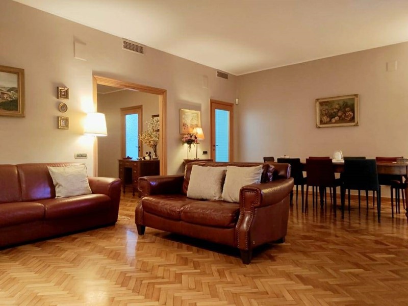 Quadrilocale in Vendita a Caserta, 480'000€, 170 m²