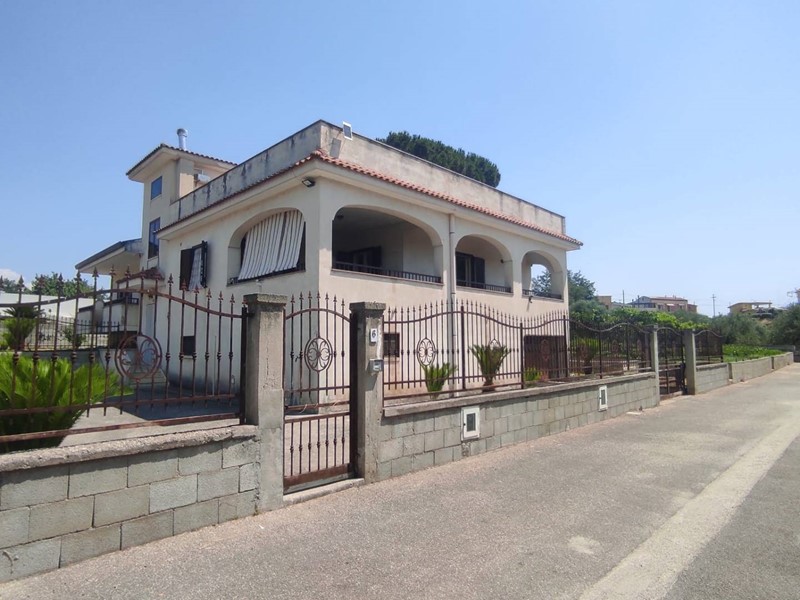 Villa in Vendita a Maddaloni, 295'000€, 180 m²