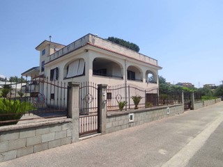 Villa in Vendita a Maddaloni, 295'000€, 180 m²