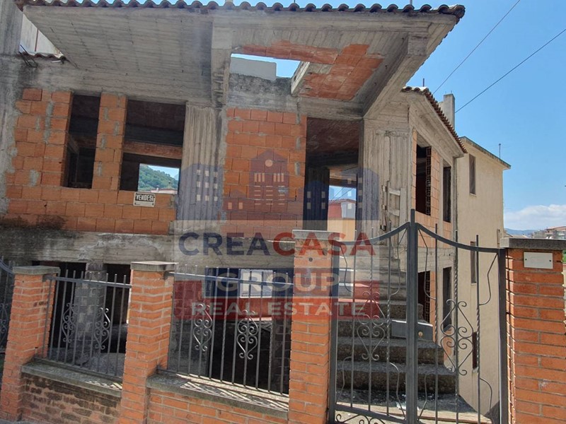 Casa Indipendente in Vendita a Graniti, 75'000€, 263 m²