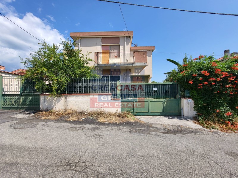 Villa in Vendita a Giarre, 250'000€, 340 m², con Box