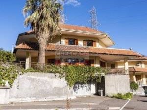 Villa in Vendita a Letojanni, 880'000€, 685 m², con Box