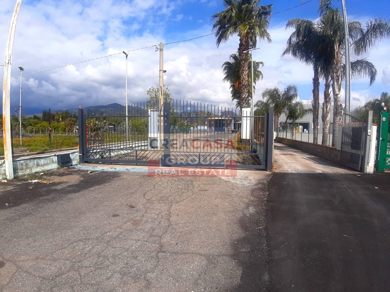 Capannone in Vendita a Calatabiano, 668'000€, 300 m²
