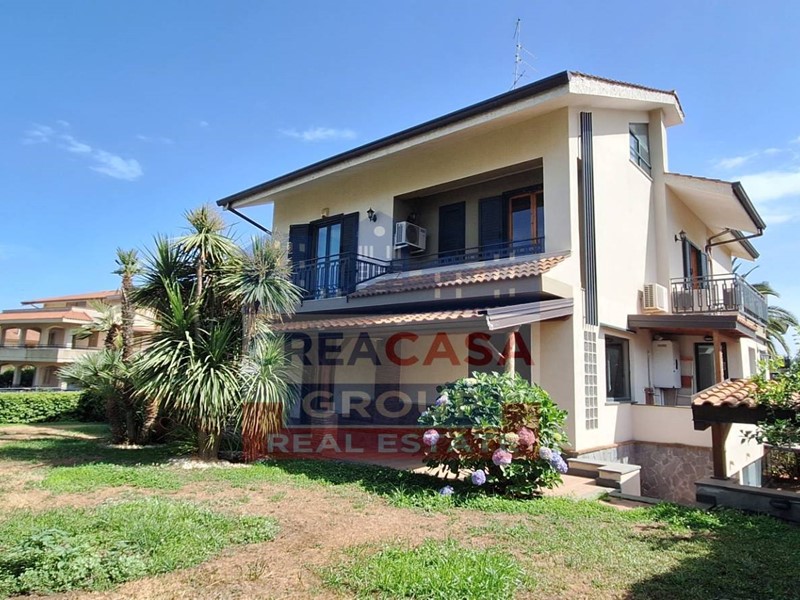 Villa in Vendita a Aci Sant'Antonio, 330'000€, 198 m²