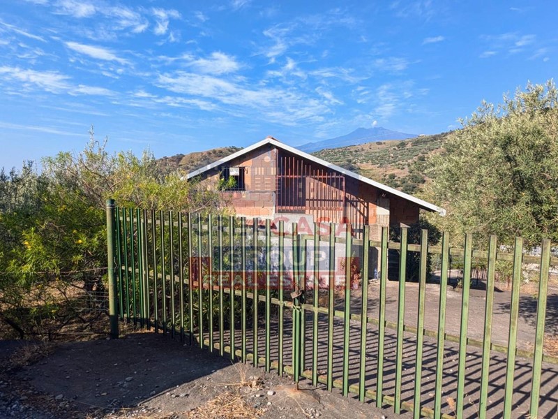 Attività commerciale in Vendita a Calatabiano, 25'000€, 5050 m²