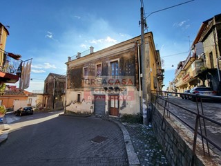 Appartamento in Vendita a Piedimonte Etneo, 130'000€, 240 m²