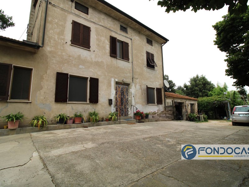 Villa in Vendita a Santa Maria a Monte, 450'000€, 180 m²