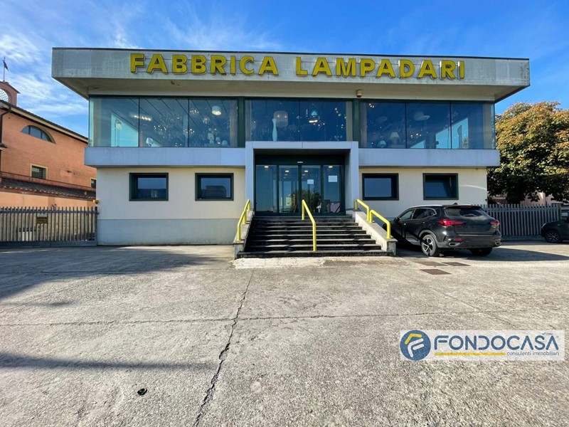 Immobile commerciale in Vendita a Calcinaia, 550'000€, 2400 m²