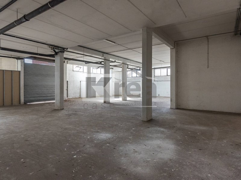 Magazzino in Vendita a Roma, 390'000€, 1070 m²