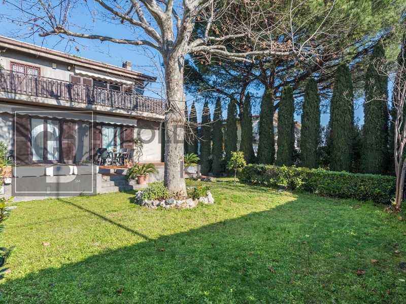 Villa in Vendita a Ciampino, 480'000&euro;, 325 m², con Box