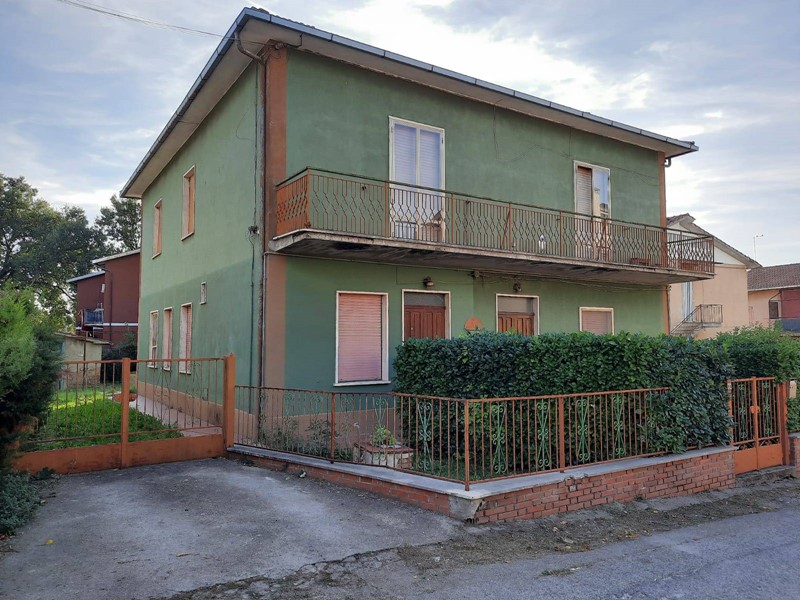 Casa Indipendente in Vendita a Graffignano, 85'000€, 251 m²