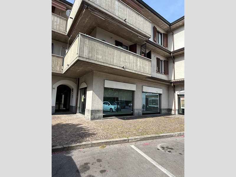 Attività commerciale in Vendita a Pessano con Bornago, 120'000€, 62 m²