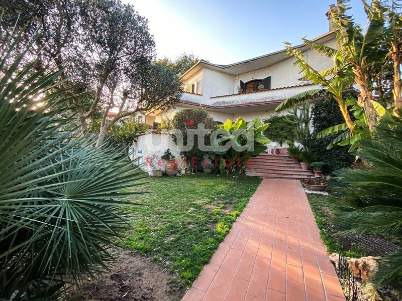 Villa in Vendita a Roma, 690'000&euro;, 400 m²