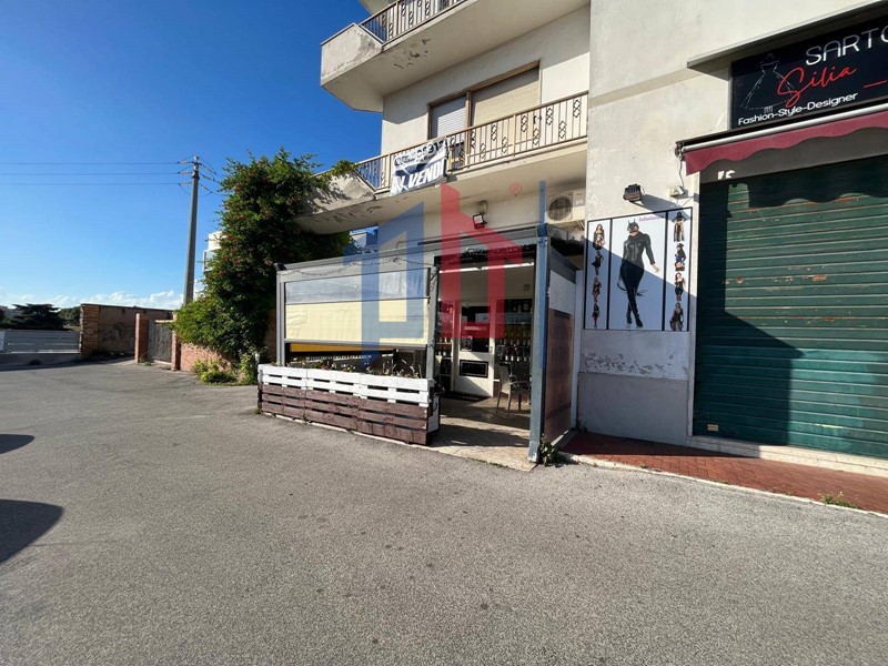Attività commerciale in Vendita a Pomezia, 70'000€, 200 m²
